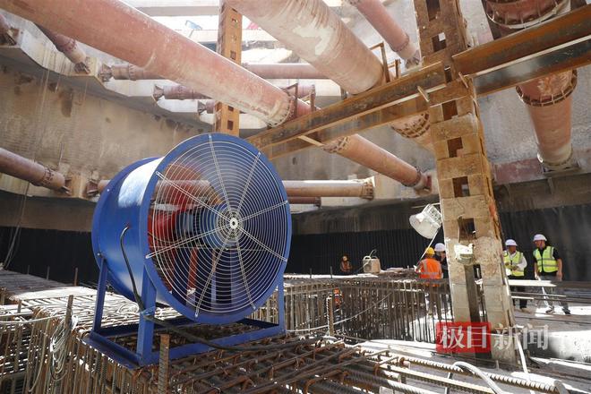 武汉地铁新港线一期：戴手套拿钢筋司索工高师傅半天喝6斤水(图1)