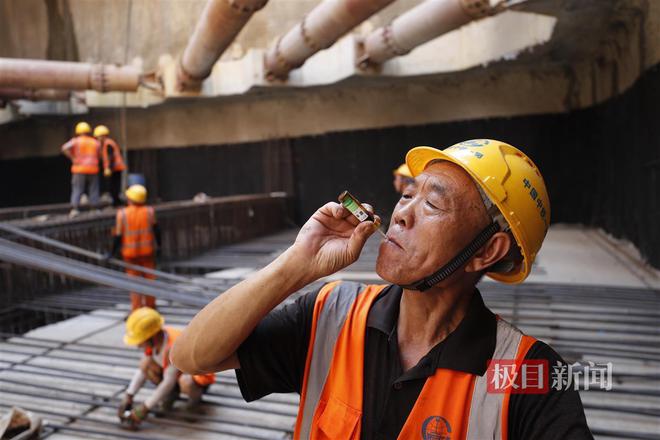 武汉地铁新港线一期：戴手套拿钢筋司索工高师傅半天喝6斤水(图3)
