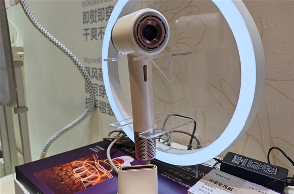 小熊光愈吹风机亮相AWE2024：11万转超高速电机、自带低能量红光护发(图2)
