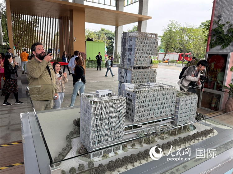 体验绿色低碳未来中外记者走进深圳国际低碳城(图2)