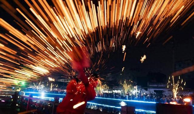 米乐智能科技：这群年轻人爱上自贡非遗长滩打铁花：传自康熙年间随军铁匠铁水勺制作要用到头发｜我们村的年轻人(图1)