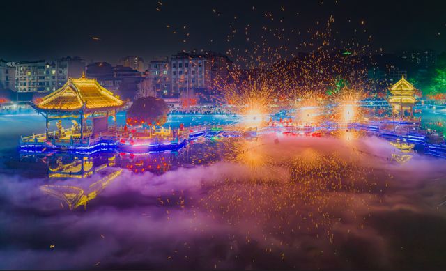 米乐智能科技：这群年轻人爱上自贡非遗长滩打铁花：传自康熙年间随军铁匠铁水勺制作要用到头发｜我们村的年轻人(图7)
