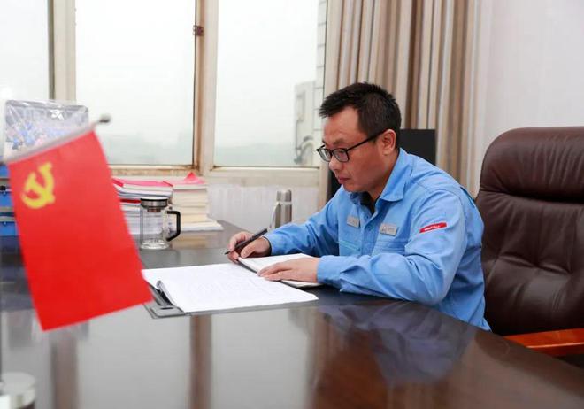 “铅”锋淬初心鎏金铸忠诚——记湖南有色2024年度劳动模范申群友(图1)