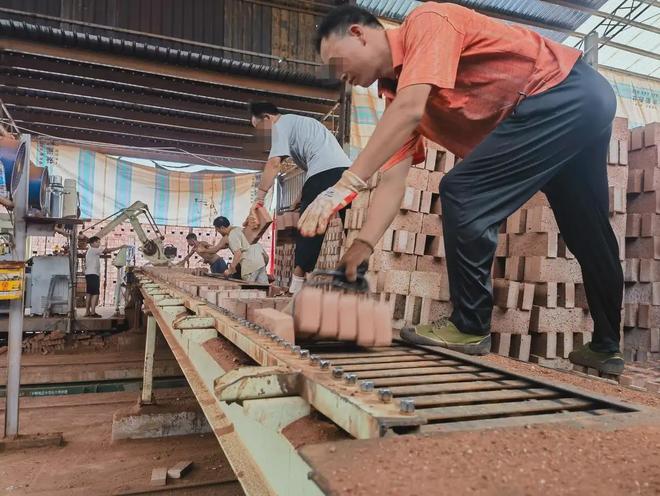 智障工人困在砖厂：一个月搬68万块砖(图2)