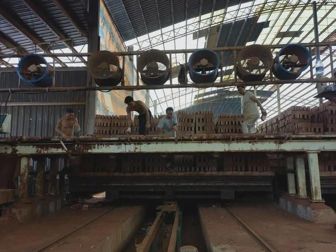 智障工人困在砖厂：一个月搬68万块砖(图5)