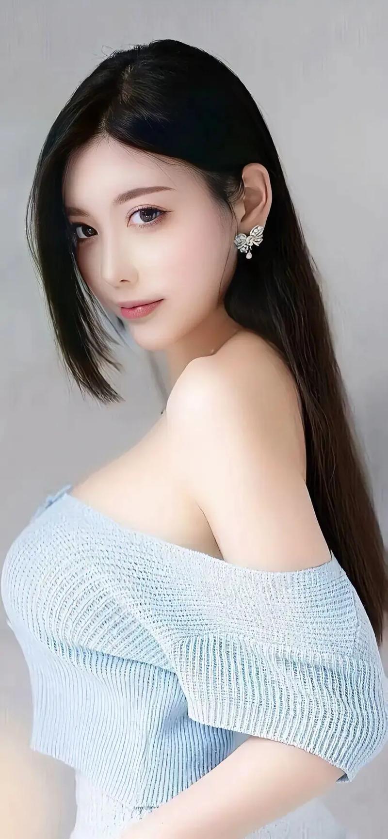 美女露身体100%不穿衣(图1)
